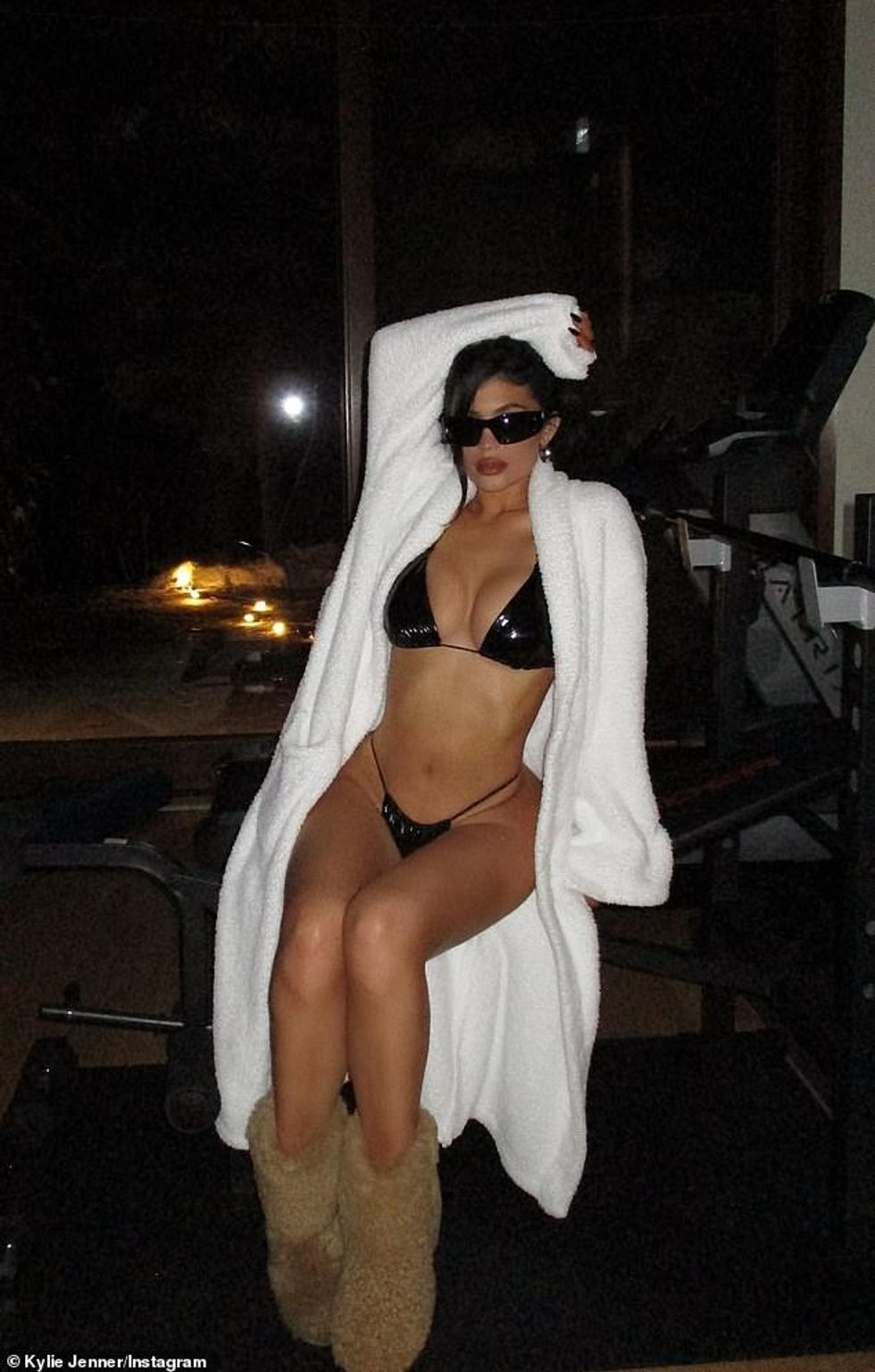 65479237 11527237 Melting the snow Kylie Jenner showed off her incredible curves a m 18 1670803106934