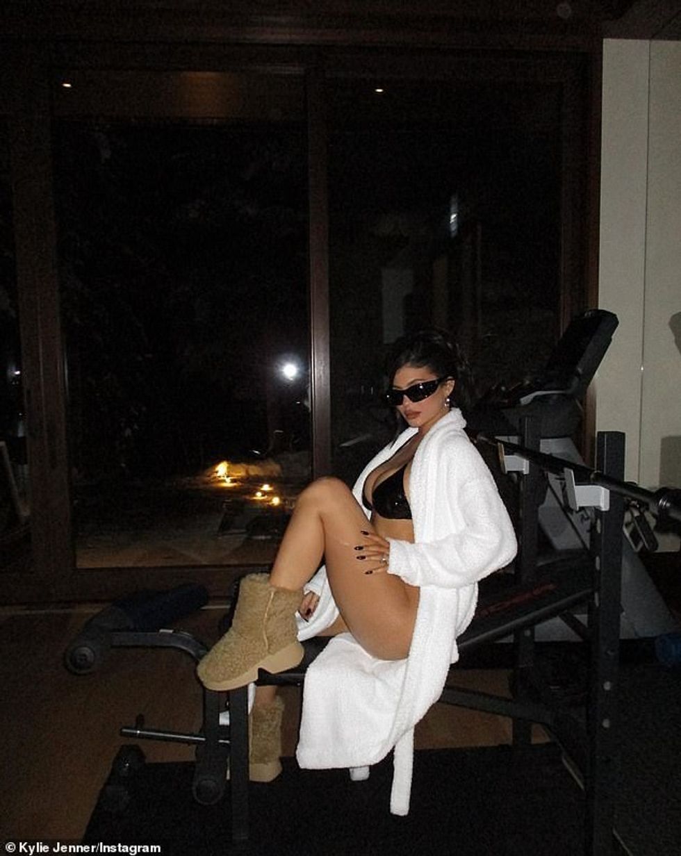 65479241 11527237 Cozy Travis Scott s girlfriend had her black tresses pulled up i a 2 1670808939721