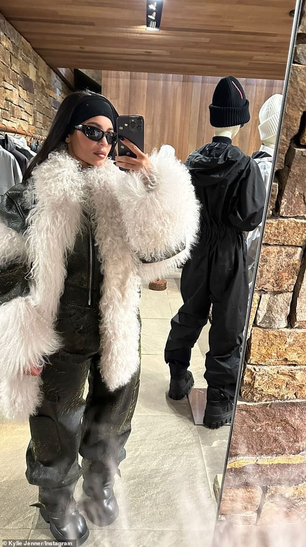 65479287 11527237 Taking on Aspen The Kardashians star also shared a snap to her S a 4 1670808939813
