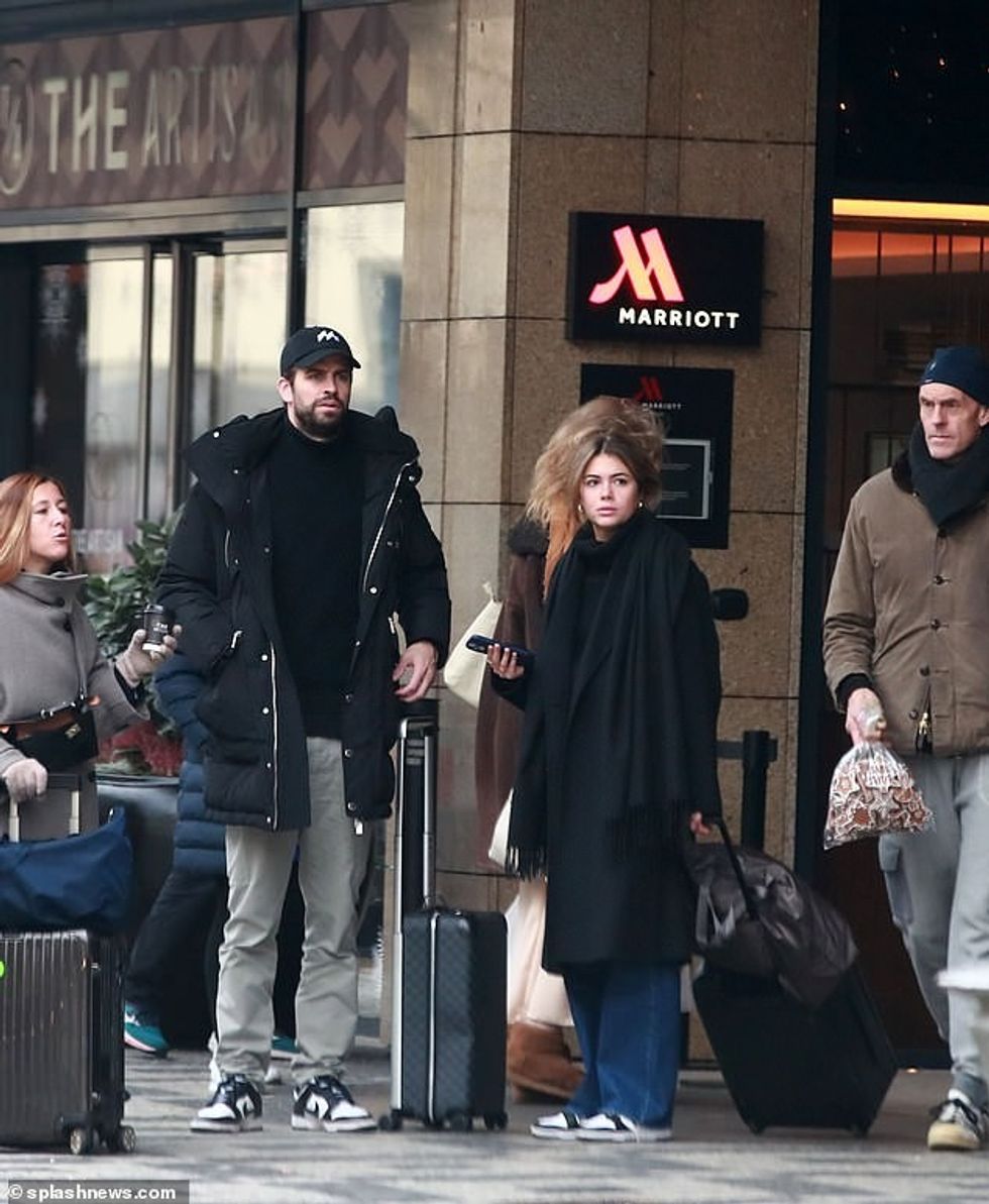 65651767 11545739 Weekend away Gerard Pique has been snapped cosying up to new gir a 1 1671193680578 1