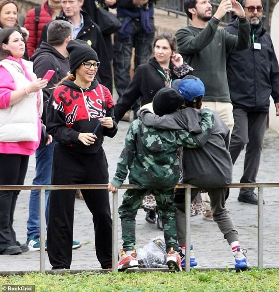 65654657 11545739 Family fun Shakira seemed in high spirits as she enjoyed some qu a 74 1671201022627