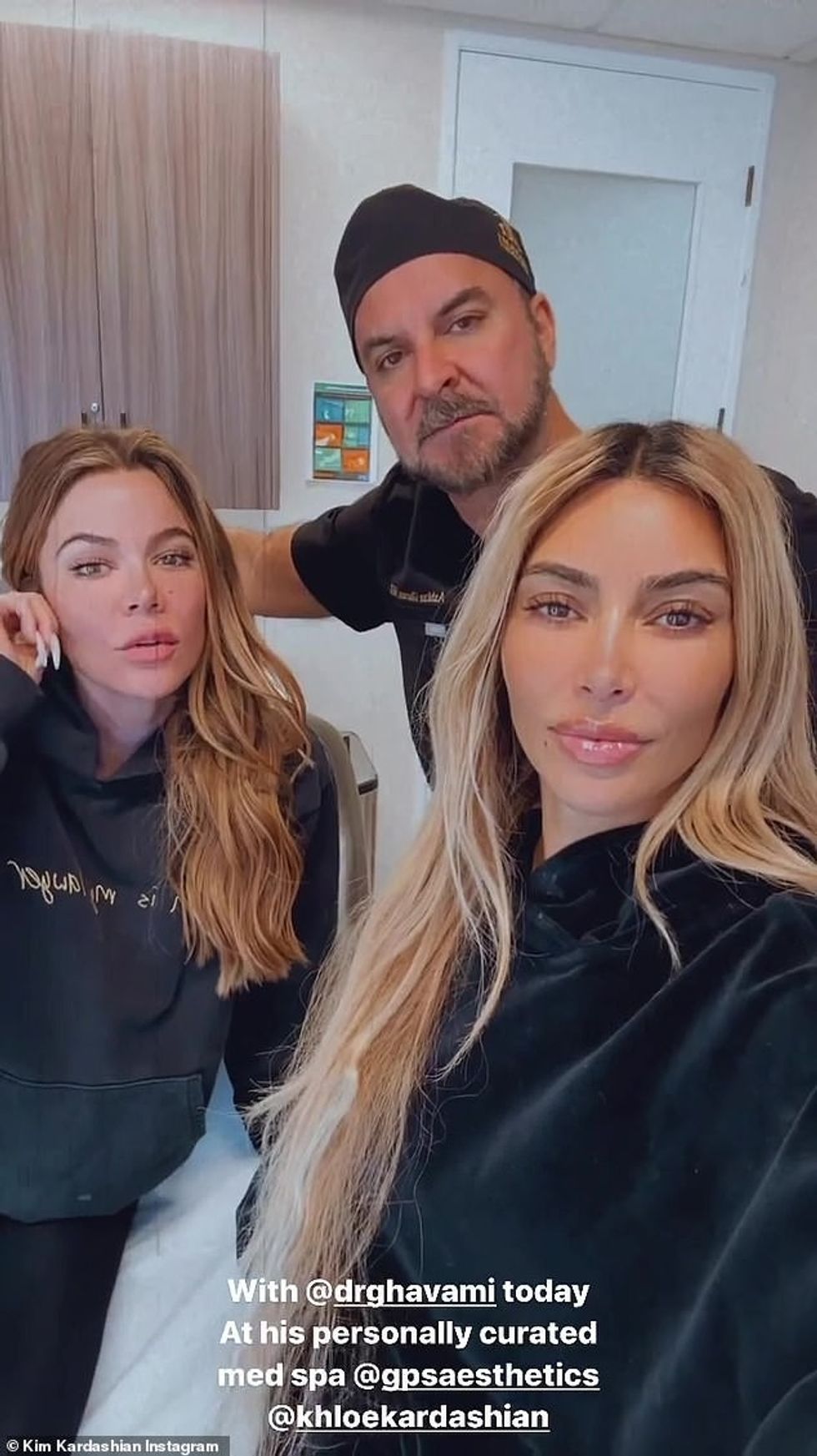 65752389 11556025 Meanwhile Kim and her sister Khloe Kardashian enjoyed a sister b a 3 1671497260725