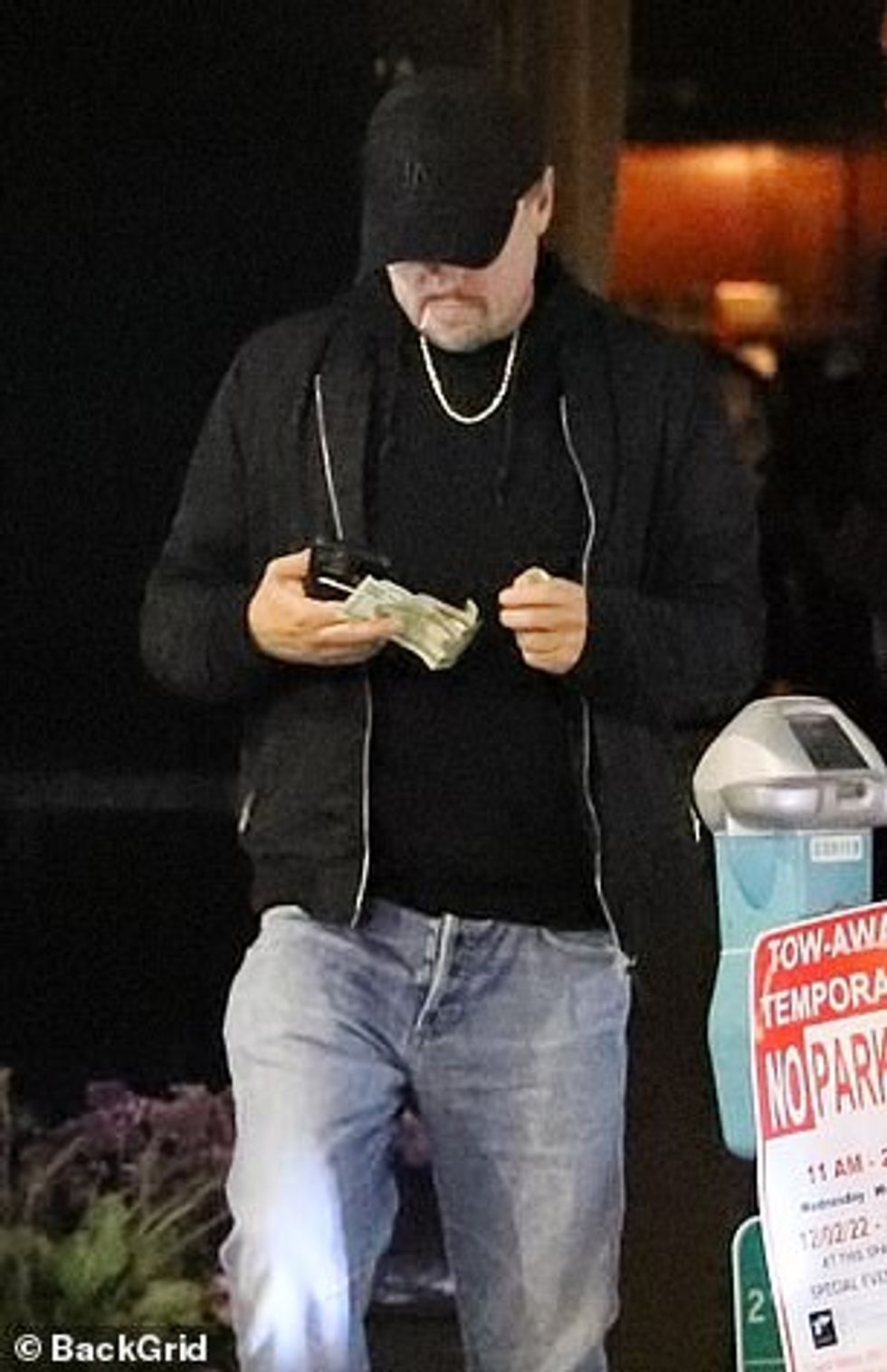 65821783 11565473 Cozy Leonardo DiCaprio 48 enjoyed a cozy date with actress Victo a 30 1671703506009