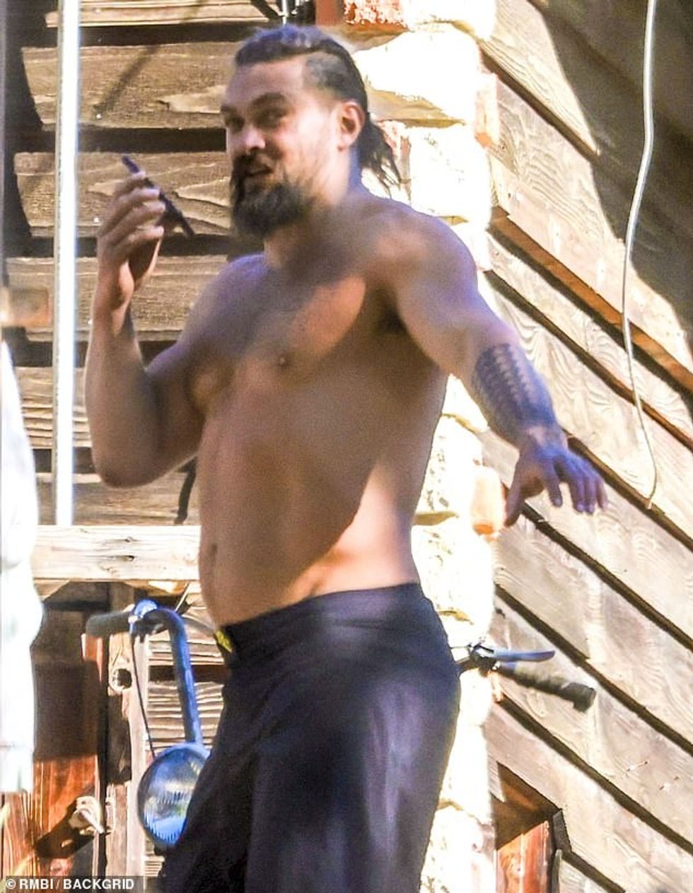 65858703 11567079 Hunky Jason Momoa showcased his hunky physique as he worked on h a 5 1671738167301