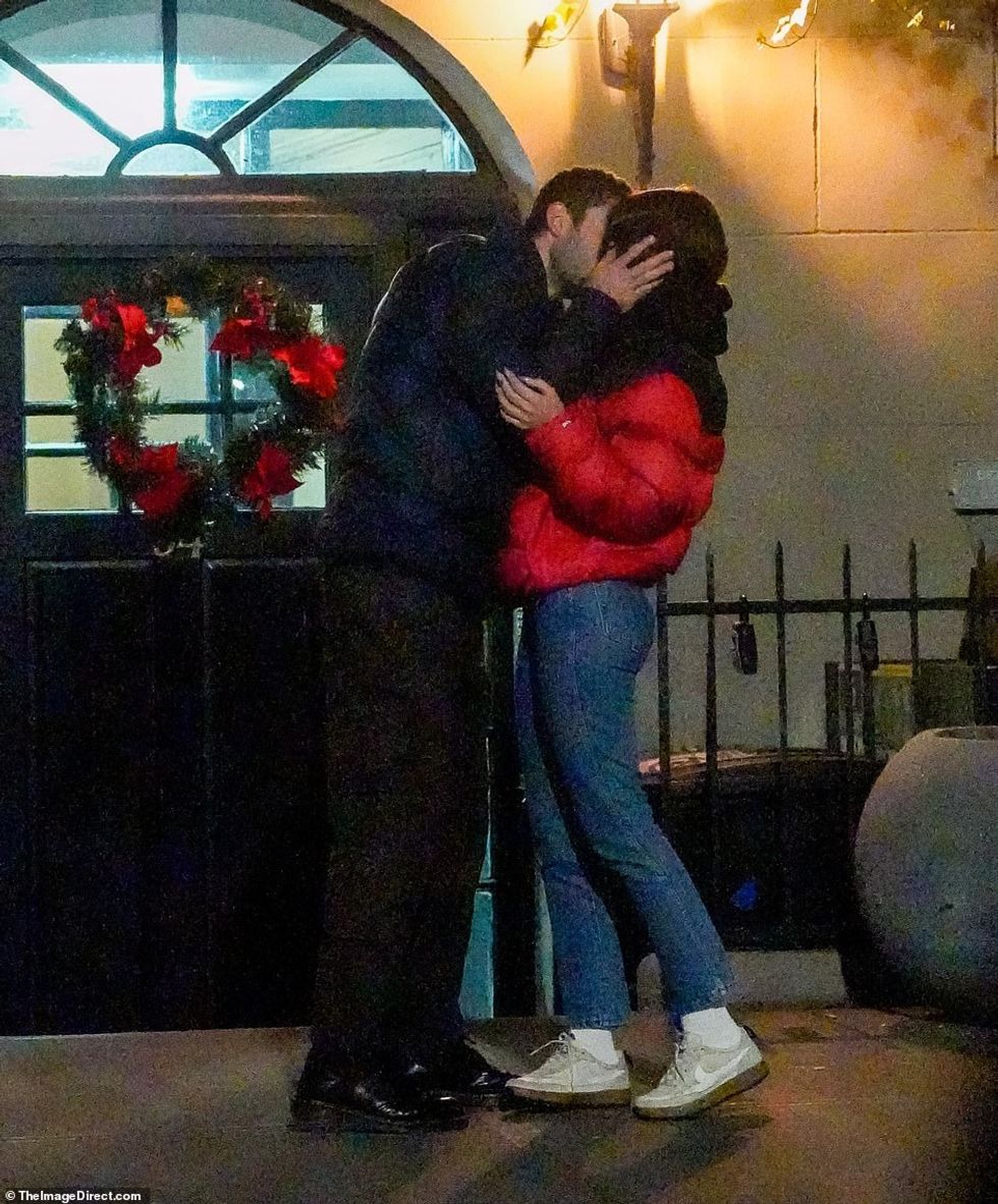 65861491 11567279 Kiss kiss The stunner looked giddy as she chatted with the New Y a 69 1671750725945