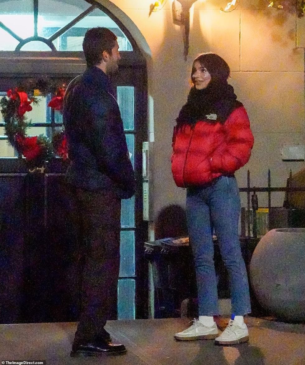 65861531 11567279 Candid After their kissing session the duo enjoyed a conversatio a 76 1671750726789