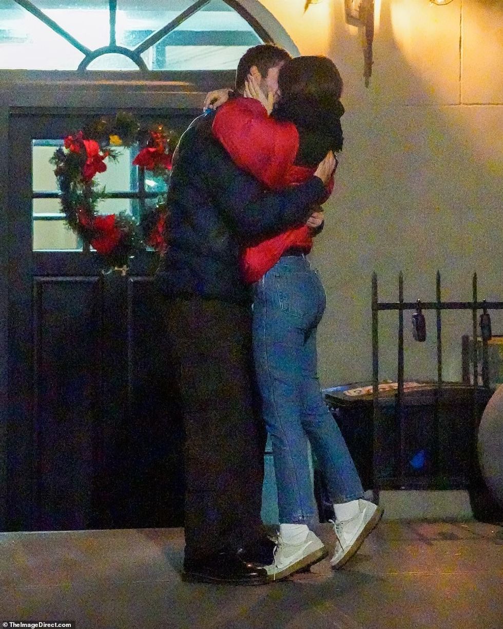 65861533 11567279 The latest Emily Ratajkowski was seen going on another date DJ O a 105 1671739628063