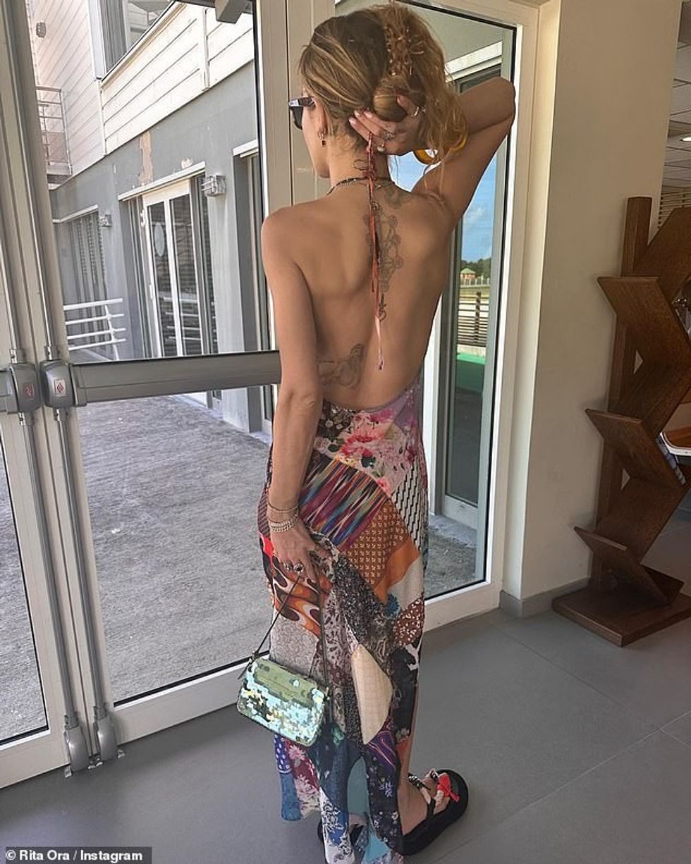 66055389 11586359 Completing the look She carried a small green mirrored box handb a 78 1672429246917