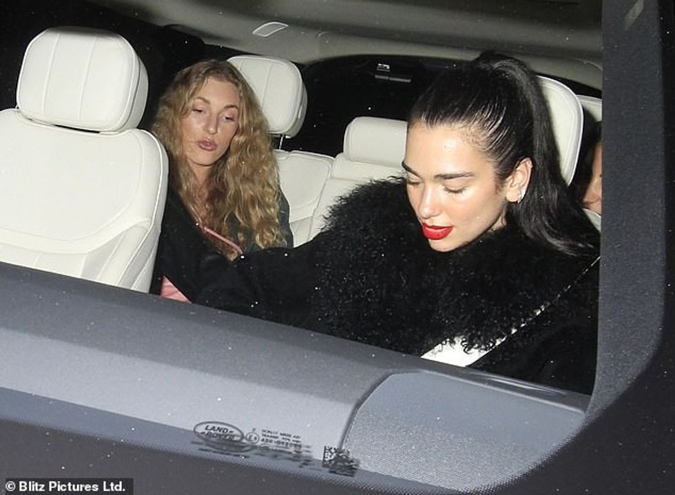 66324941 11611891 Friends The duo were also seen deep in conversation as the car p m 32 1673190115799