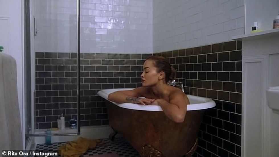 66376577 11616179 Teasing The singer 31 stripped off and soaked in a bathtub in th a 134 1673294212976