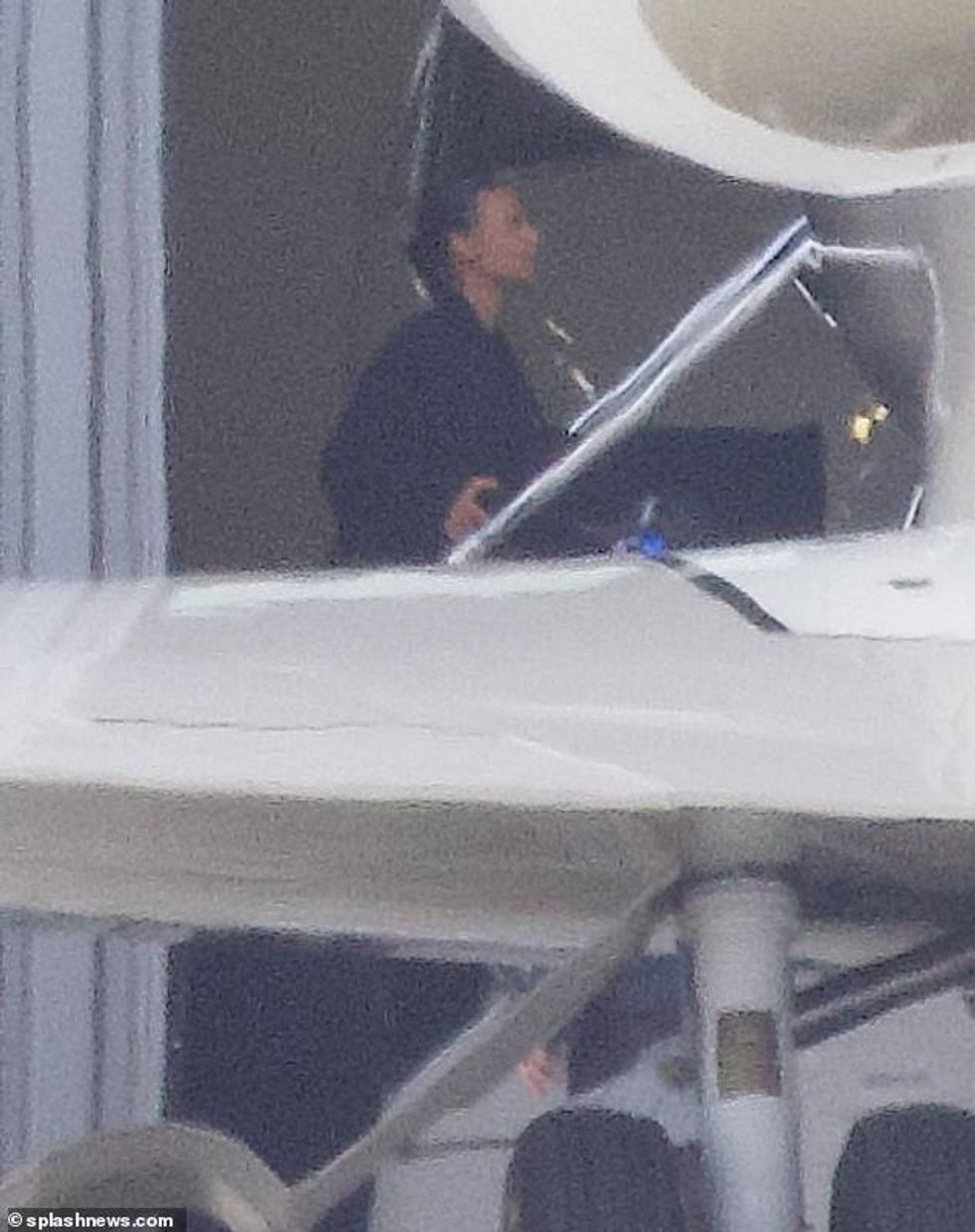 66554695 11633147 No bags no problem The KKW Makeup founder did not carry a suitca m 54 1673638256735