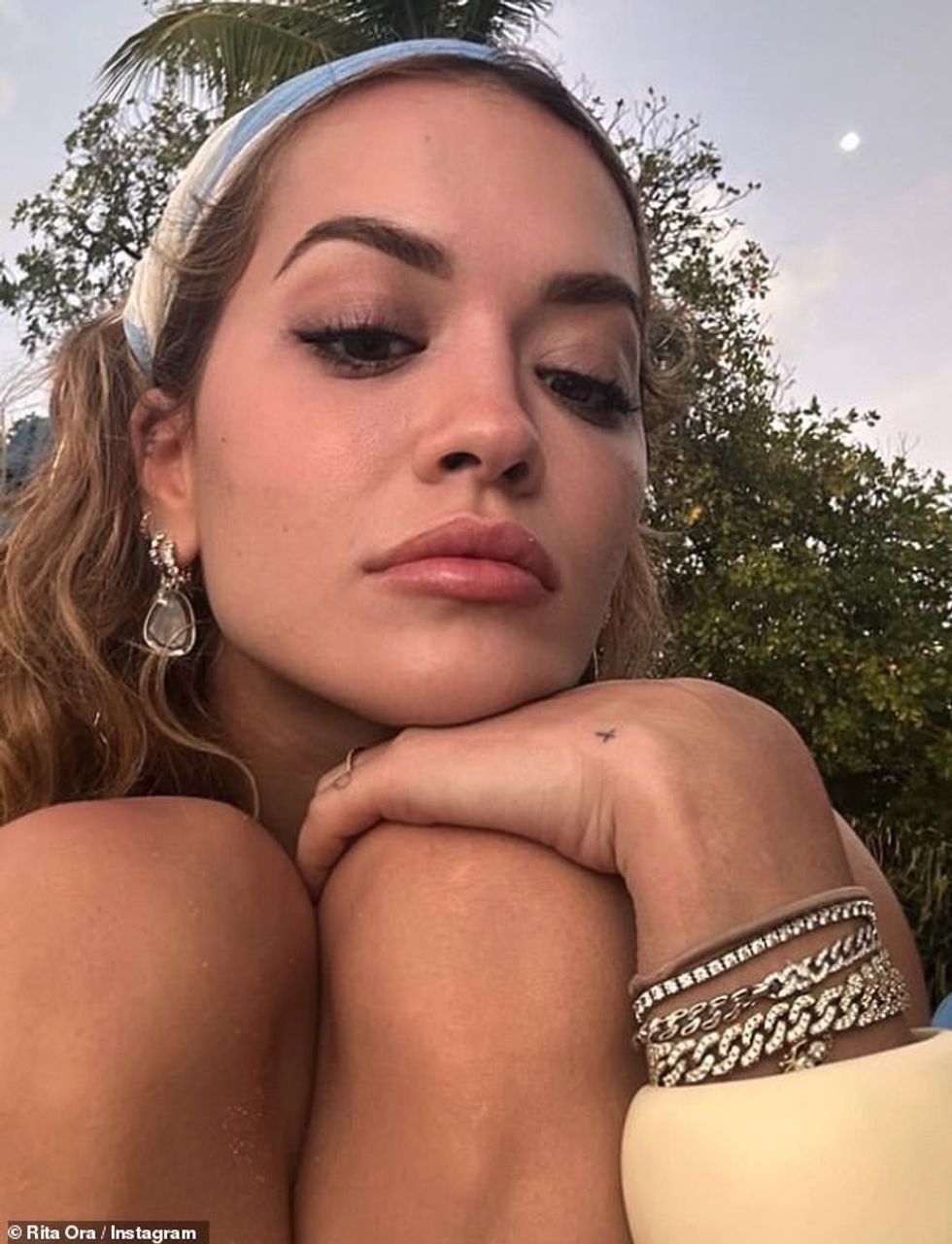 66603767 11638487 Selifes She went on to share a selection of radiant selfies with m 166 1673824450871