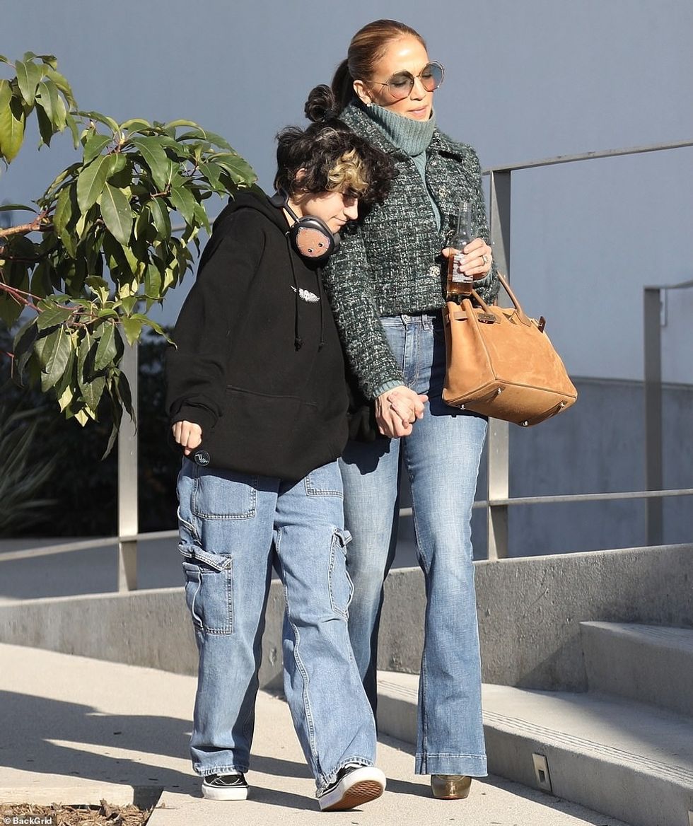 66884803 11668199 Casual chic The Out Of Sight star paired the items with her high m 45 1674511403611