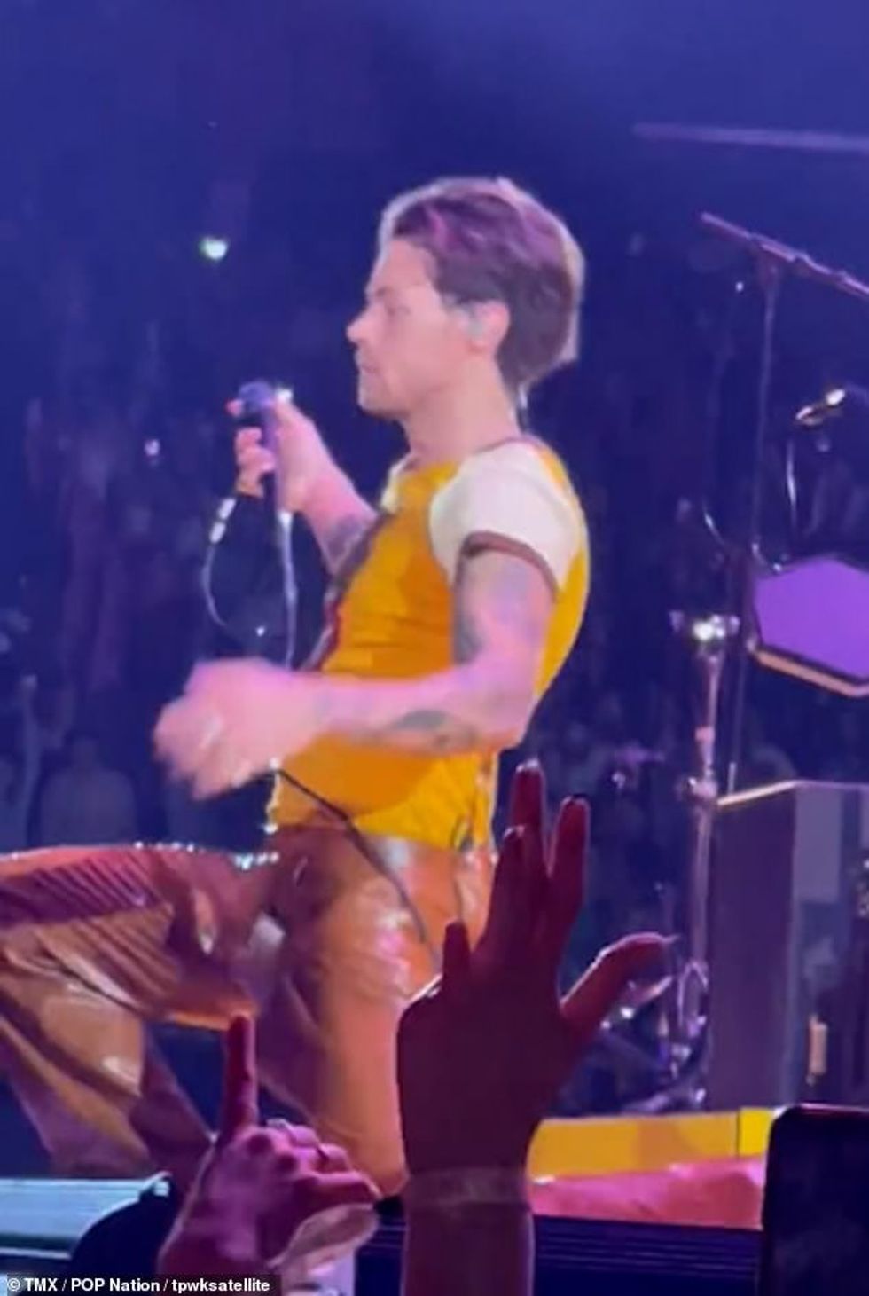 67038047 11683909 Uh Oh Harry Styles was left red faced after he split his trouser a 93 1674827833750