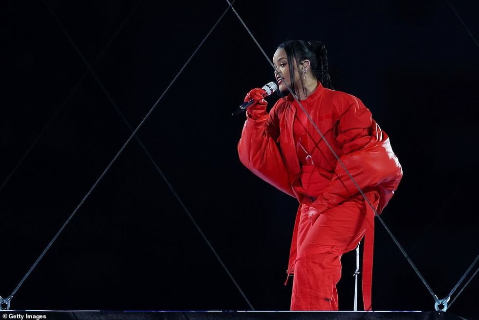 67614659 11734765 Grand finale Rihanna concluded her performance with the one two a 38 1676262148955