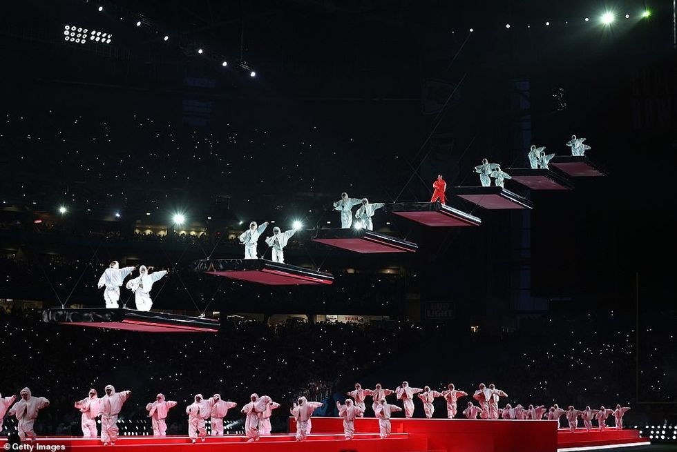 67614661 11734765 Taking it easy Rihanna kept her dancing moves to a minimum while a 18 1676262146032