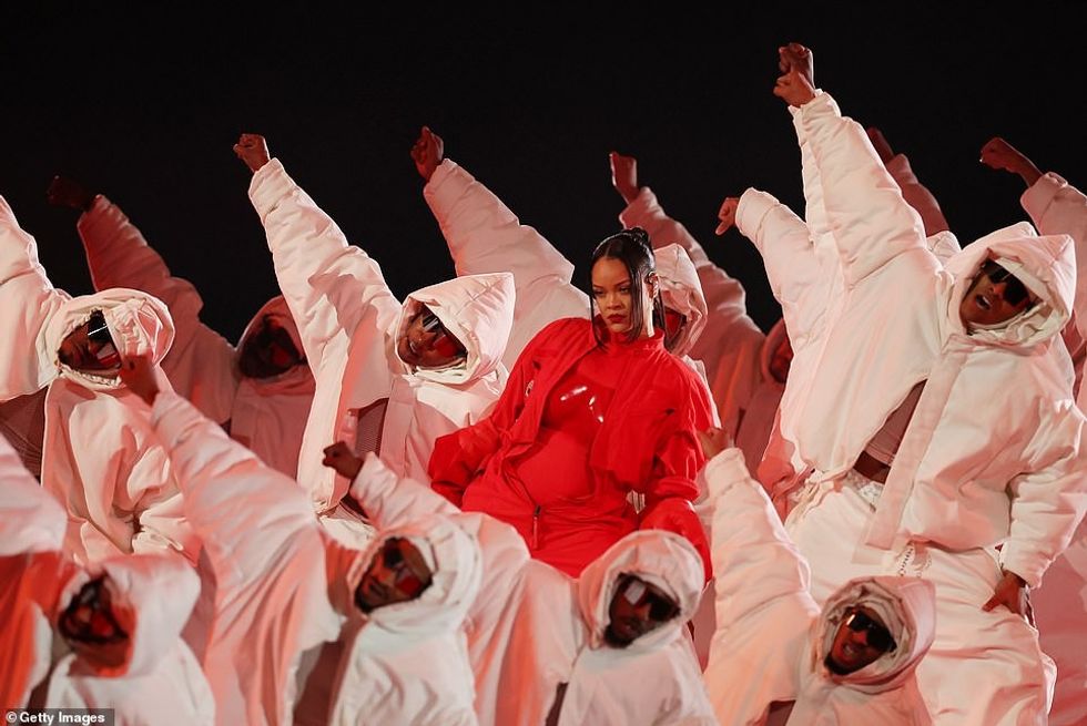 67616151 11734765 Changed her mind Rihanna s pregnancy reveal was surprising as sh a 42 1676262149125