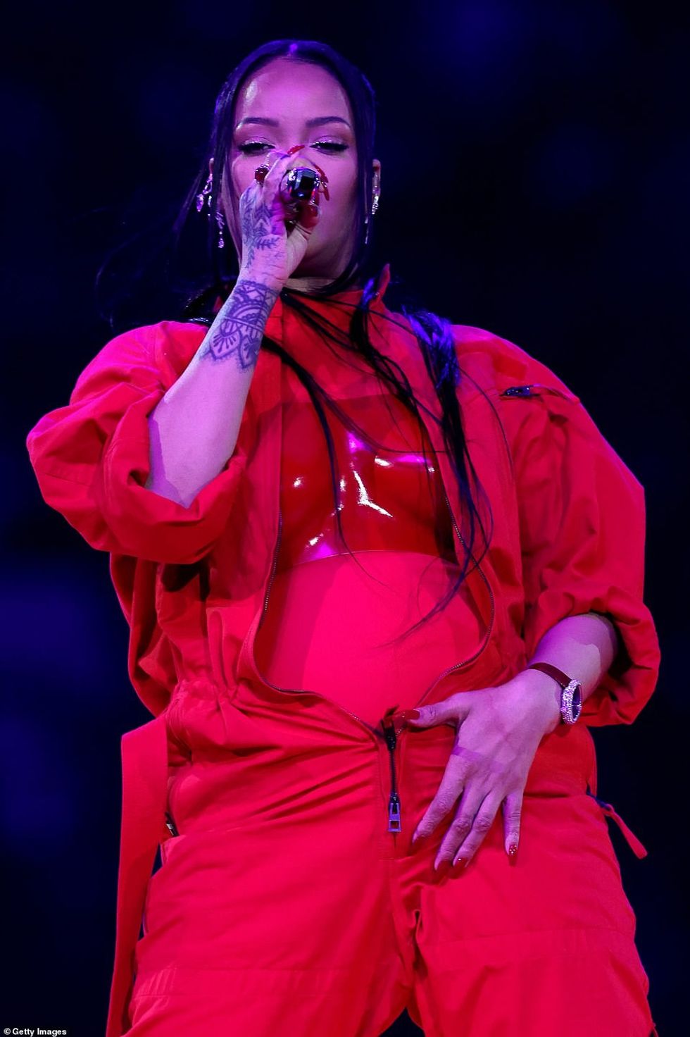 67616155 11734765 Nothing to hide Underneath her baggy jumpsuit Rihanna wore a ski a 35 1676262148778