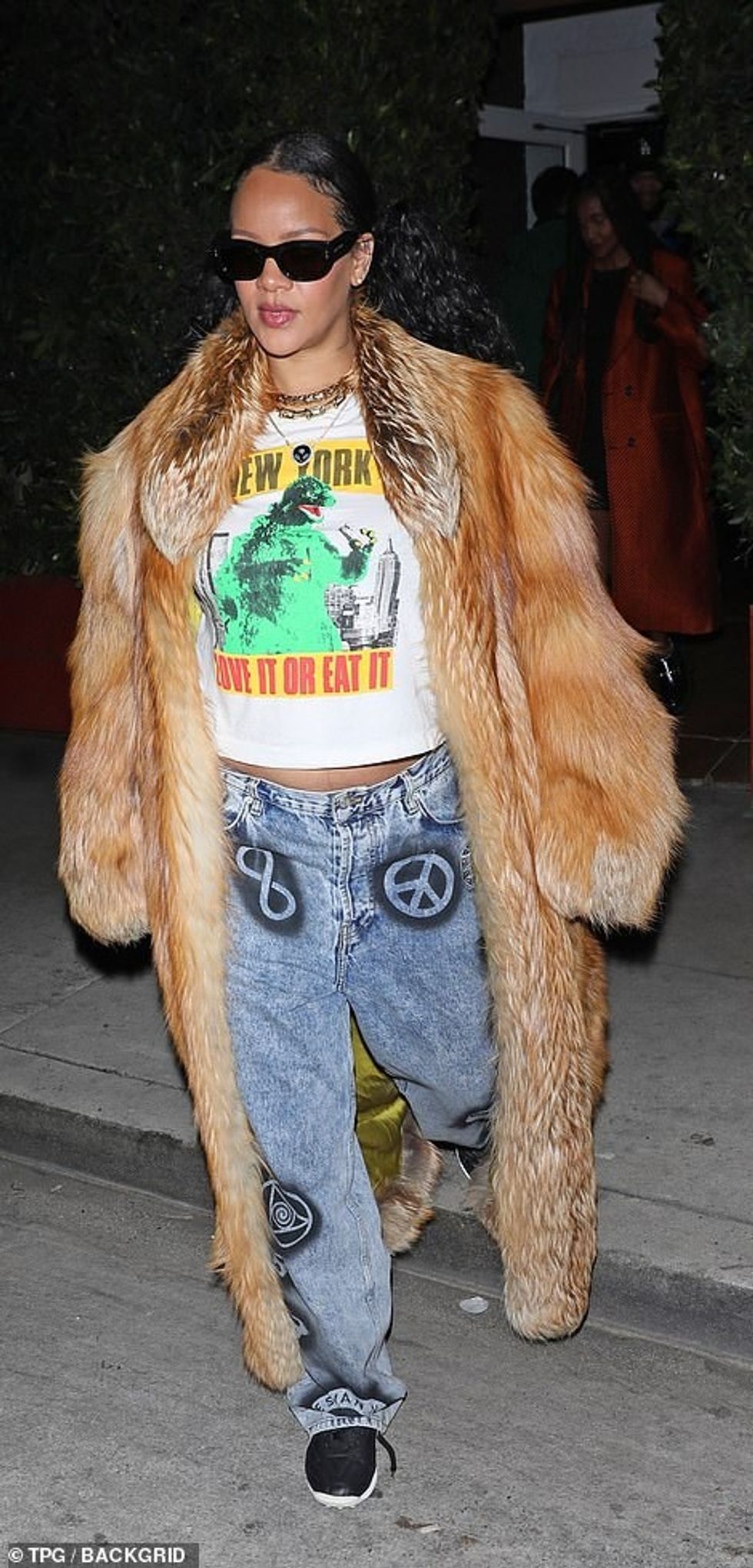 67831031 11766747 There she is Pregnant Rihanna showed off her unique maternity st m 58 1676746967008