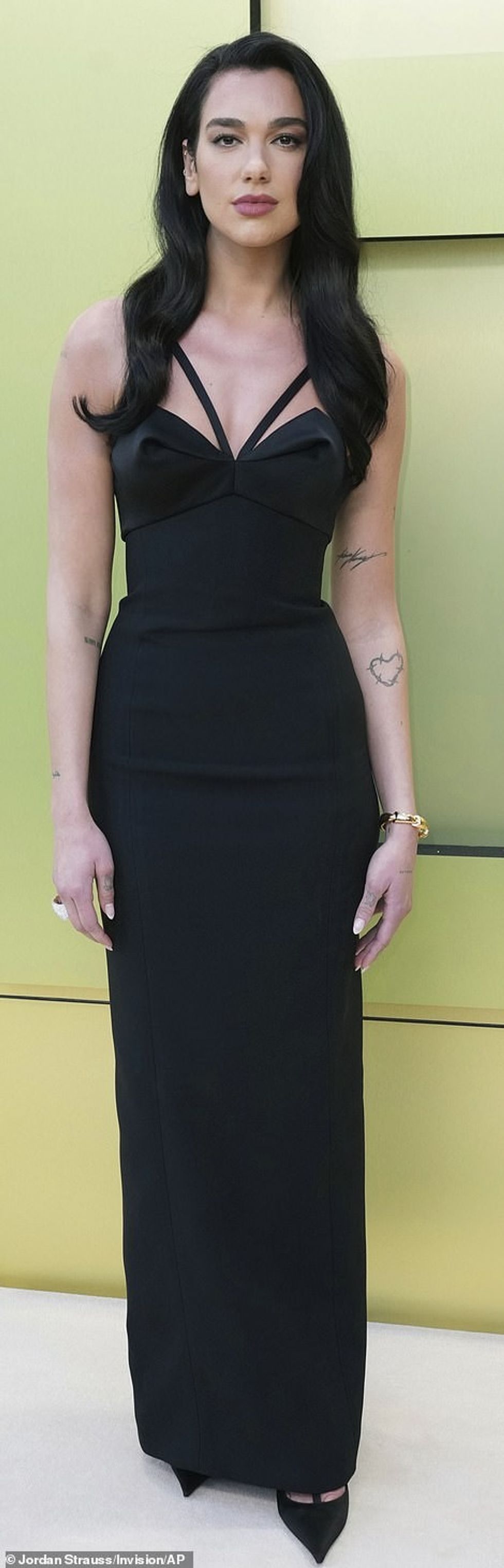 68536559 11842731 Va va voom Dua meanwhile wowed in an old Hollywood look complete a 402 1678423939997