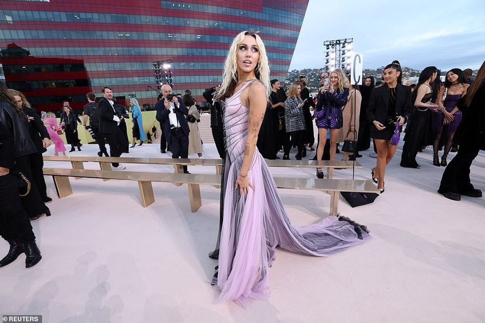 68536599 11842731 Showstopper Miley was a sight to behold with her eyes accented w a 403 1678423939999