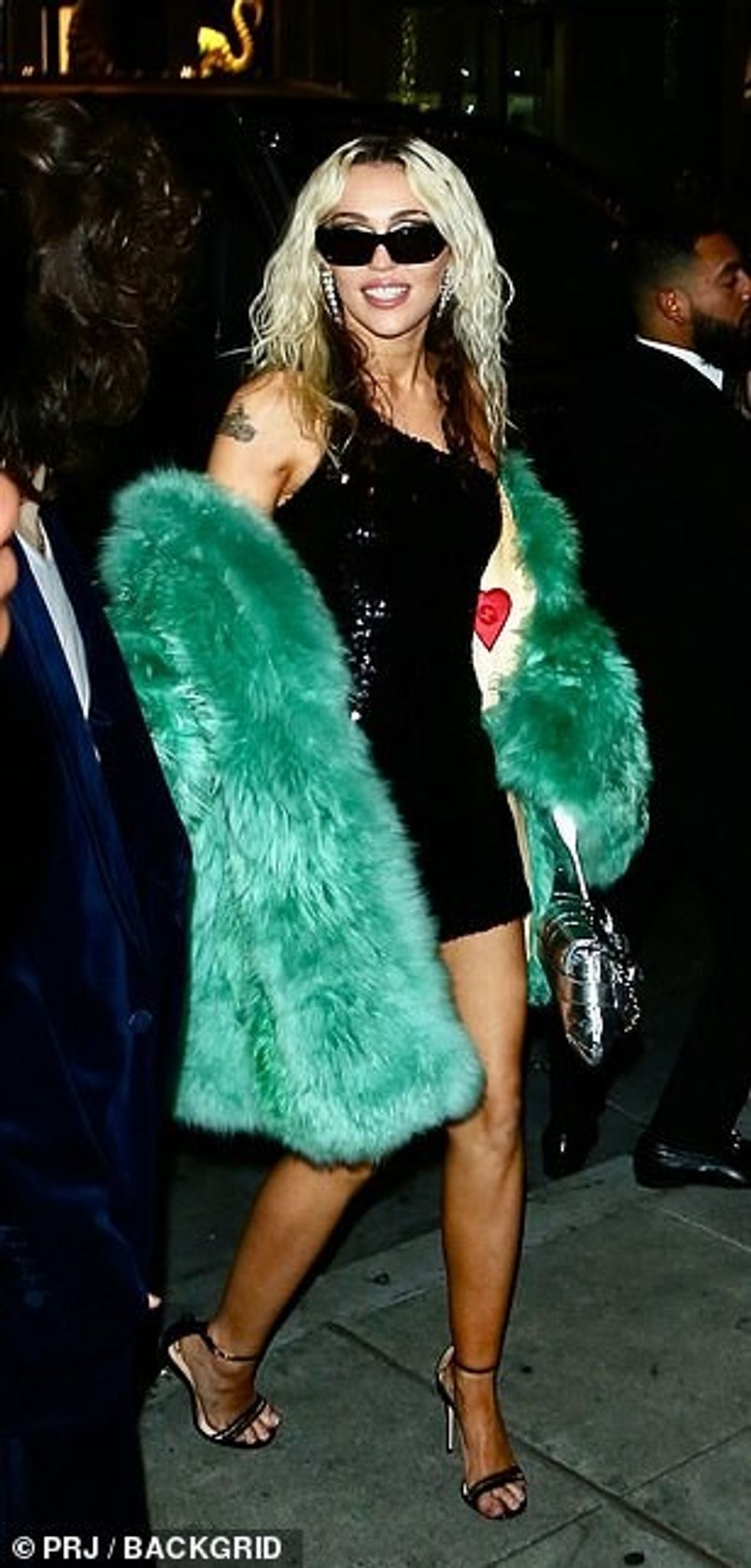 68542453 11843607 Glamorous Miley Cyrus was inundated with support from her boyfri m 117 1678437192807