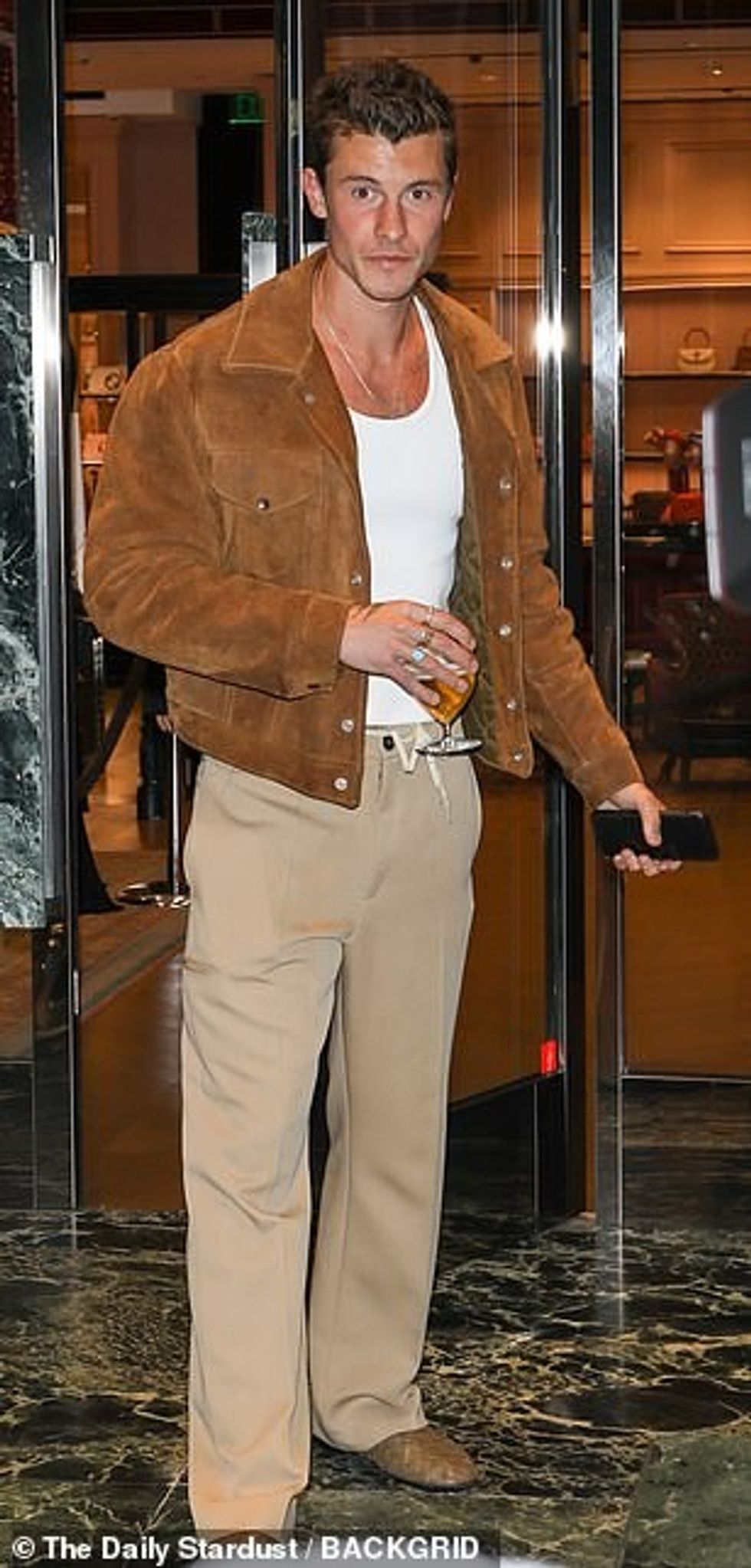 68543233 11843607 Looking good Once inside the lobby Mendes was spotted holding a a 118 1678437204423