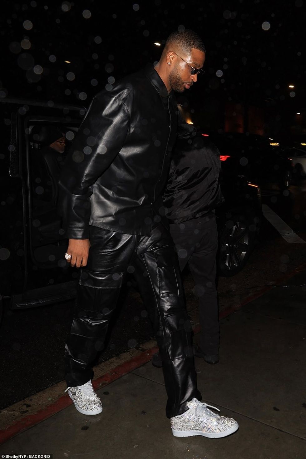 68577683 11847405 His look The 31 year old NBA star teamed his look with a pair of a 214 1678525961684