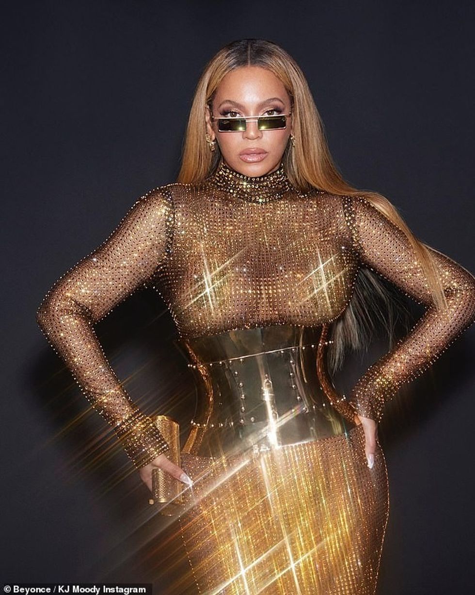 68807081 11870791 Snatched Wrapped around her waist was a metal corset style top t a 5 1679040947637