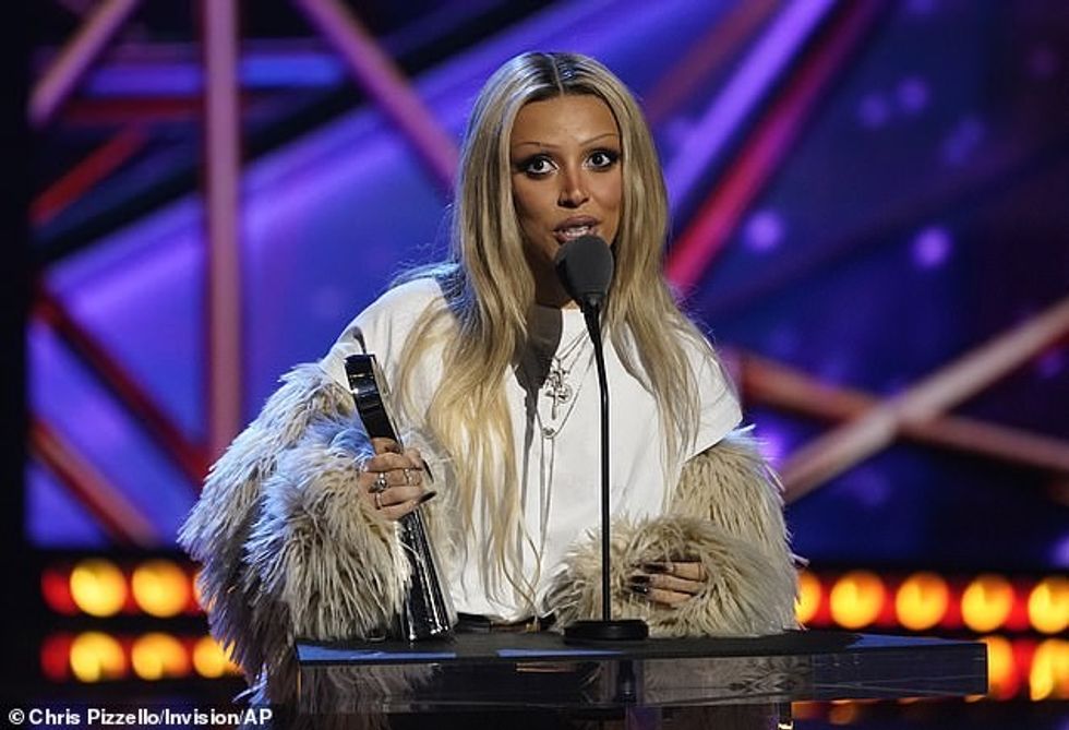 69185107 11909465 No speech She took to the stage at the Dolby Theater and stated a 38 1679969872906