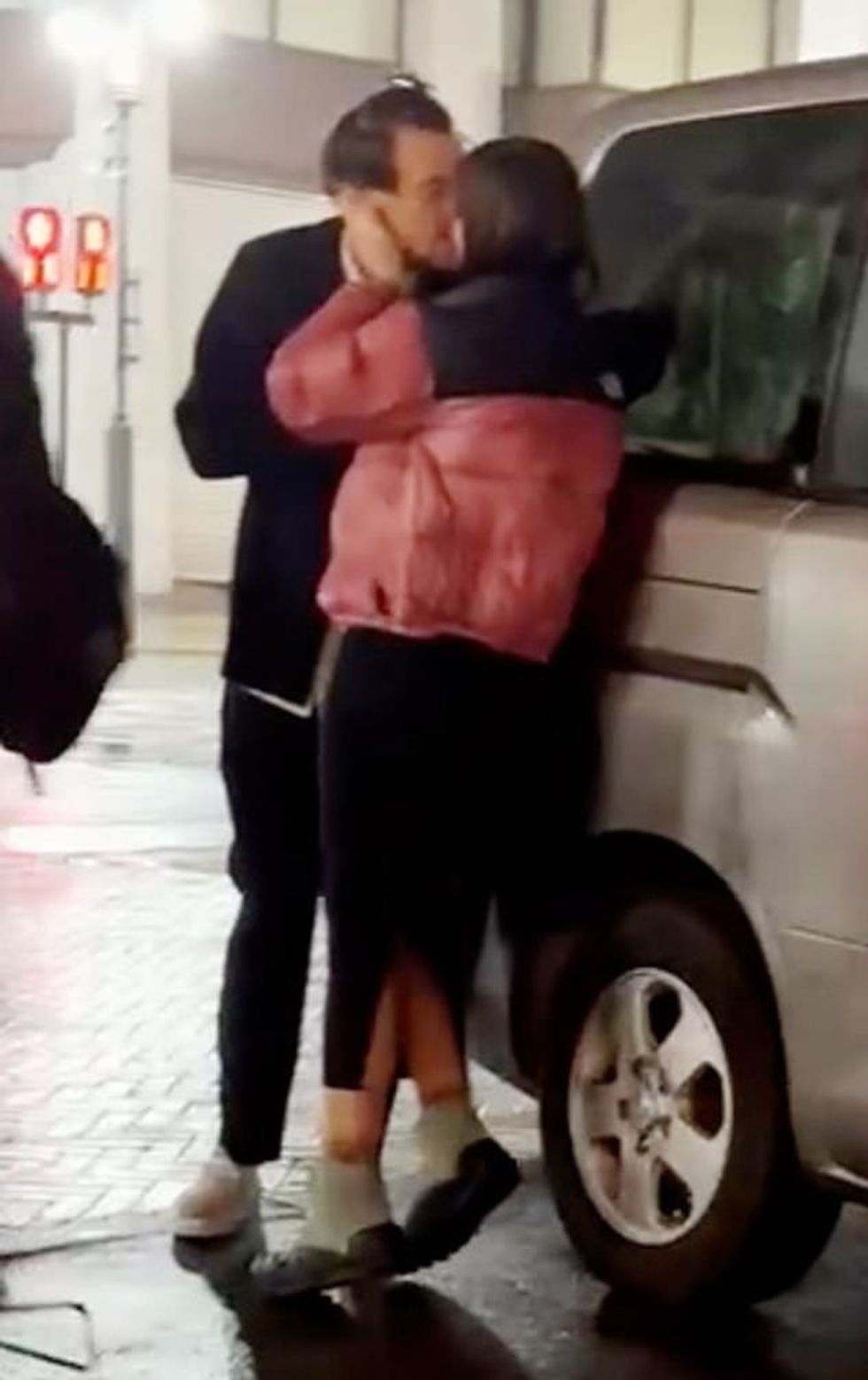 69454435 11936631 Smooch Emily was filmed passionately kissing Harry last week aft a 70 1680595130159