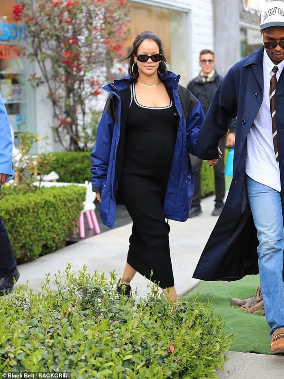 69772131 11967441 The songstress 35 showed off her growing baby bump in a fitted b m 1 1681367762737