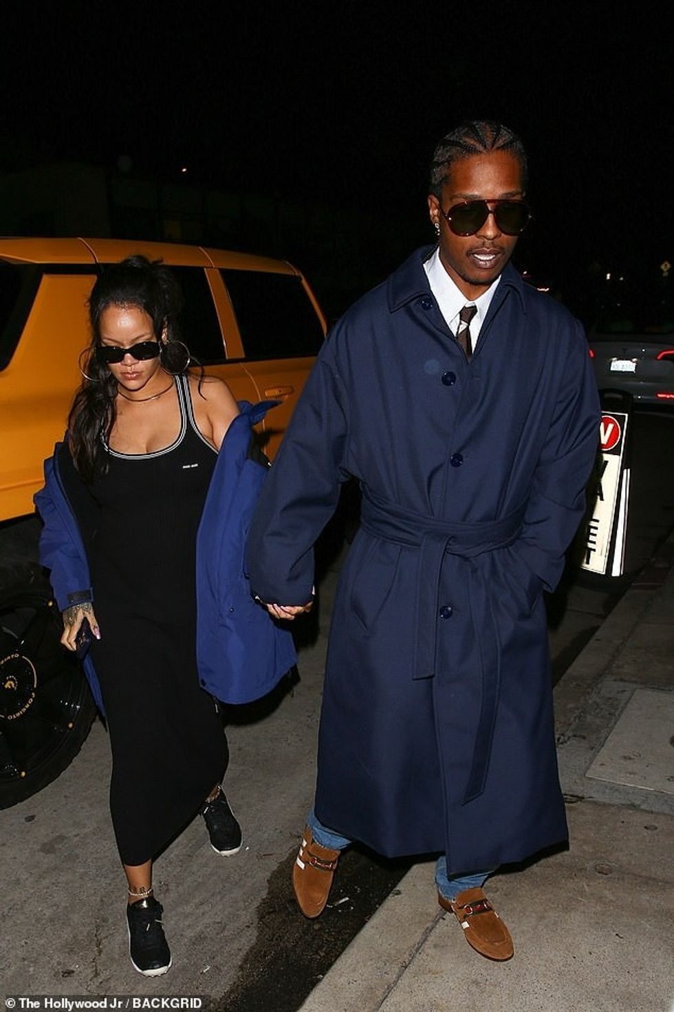 69772137 11967441 Dinner time After an afternoon of shopping for their kids the co a 23 1681364937120