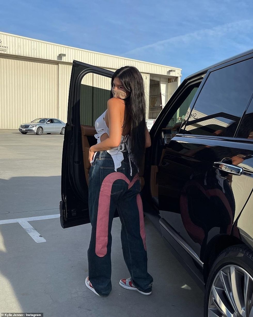 69813737 0 Kylie seen posing with her black Range Rover in April 2021 a 69 1681494331346