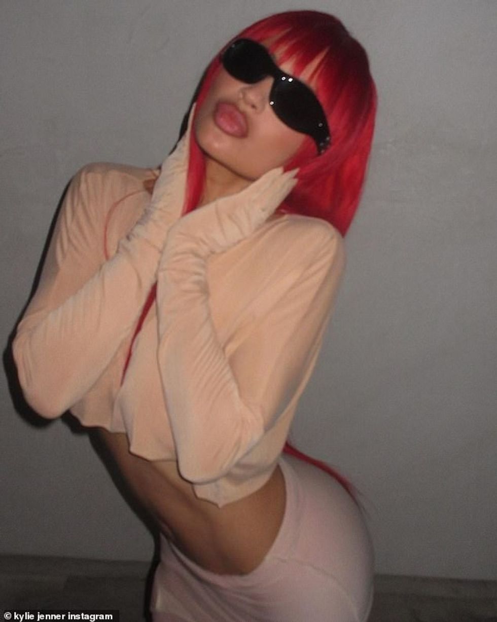 70114291 12001575 The Kardashians reality star put on a sultry display in a bright a 9 1682140233710