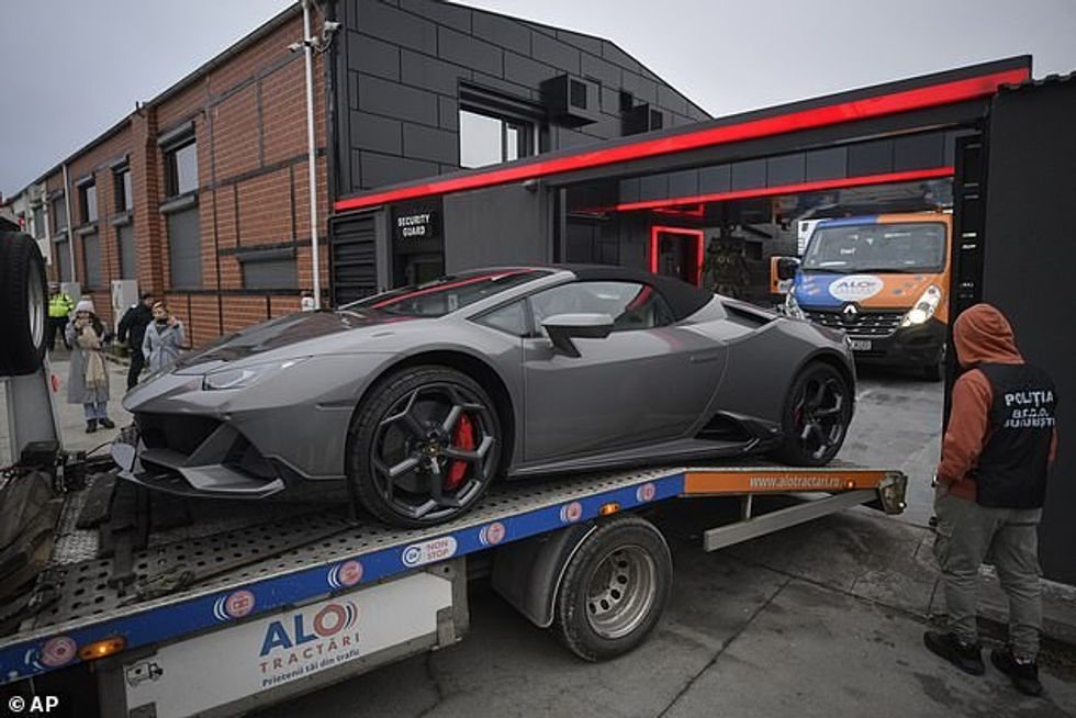 70248733 12189983 A Lamborghini seized in the case against Tate is towed away in B a 12 1686663484345