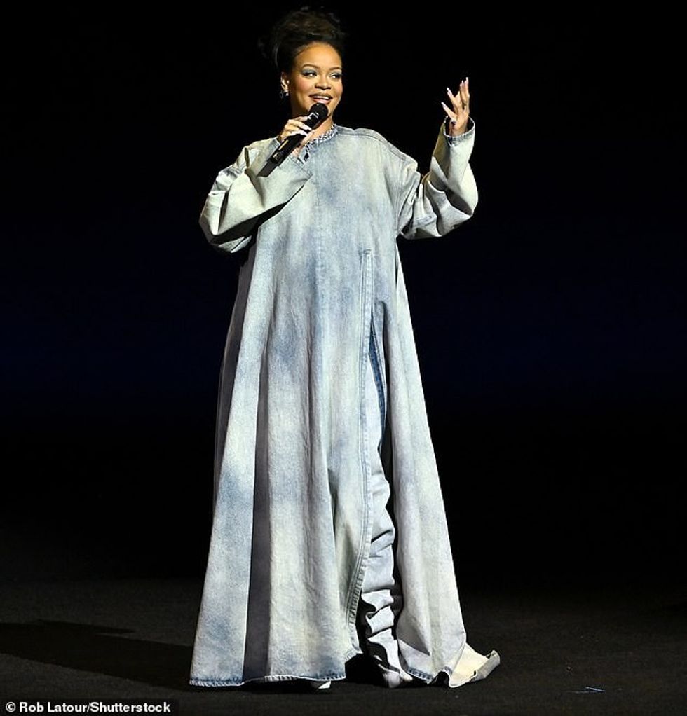 70316053 12022245 Stylish The Lift Me Up hitmaker strolled onto the stage inside C a 19 1682639071392