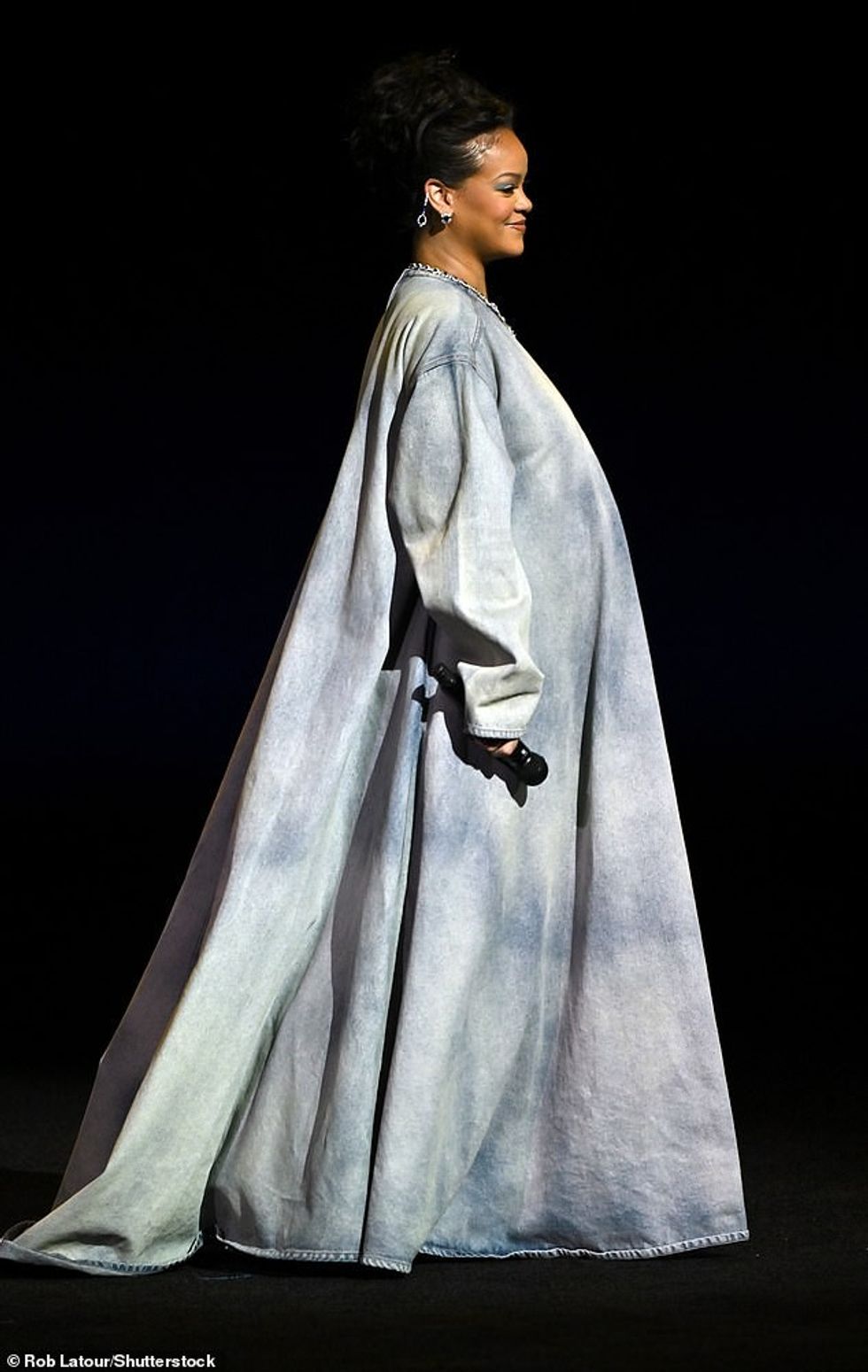 70316057 12022245 Baby on the way The Grammy winner showed off her growing baby bu a 21 1682639071570