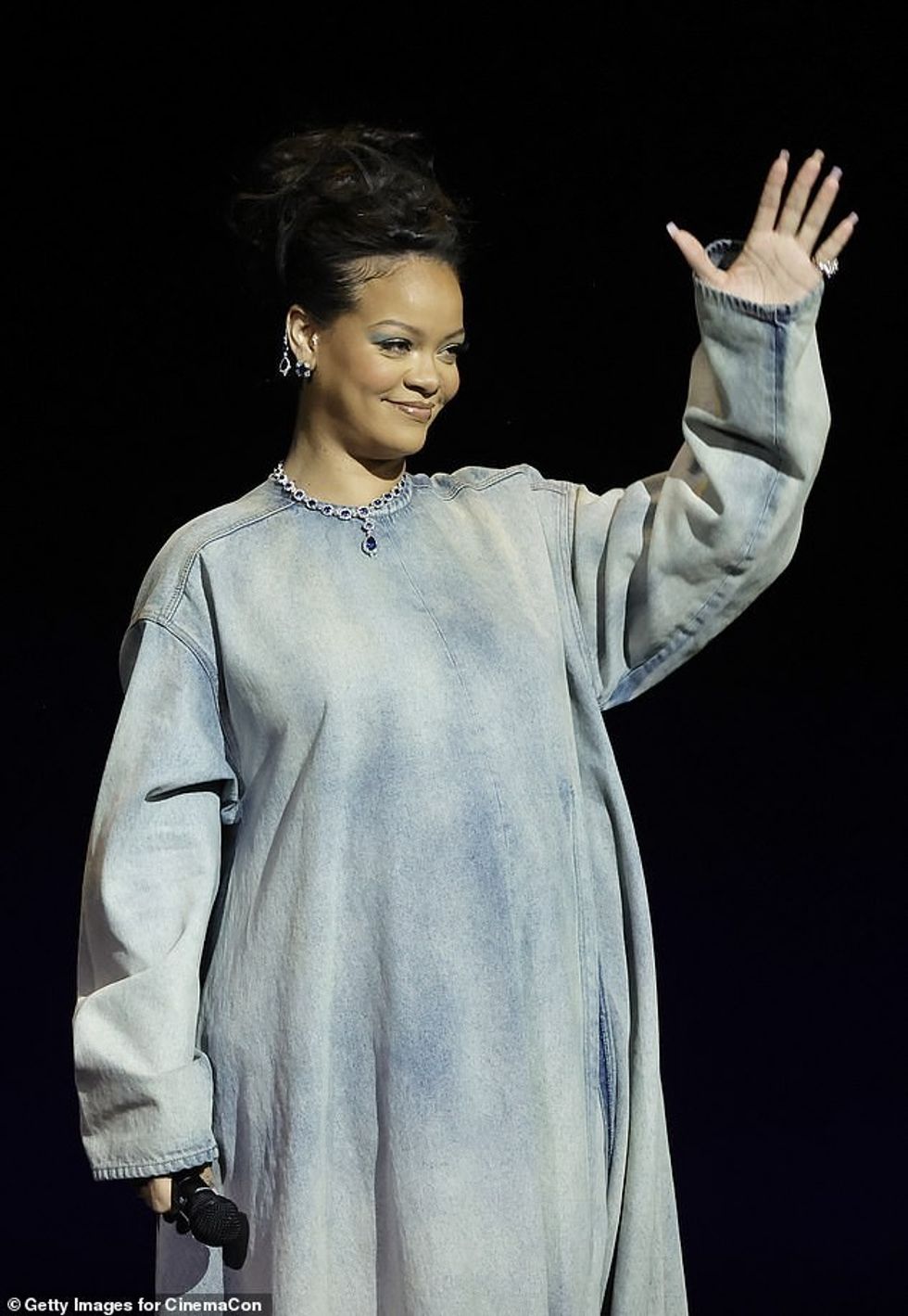 70316411 12022245 Glammed up She added a sparkling diamond and sapphire necklace a a 22 1682639071575