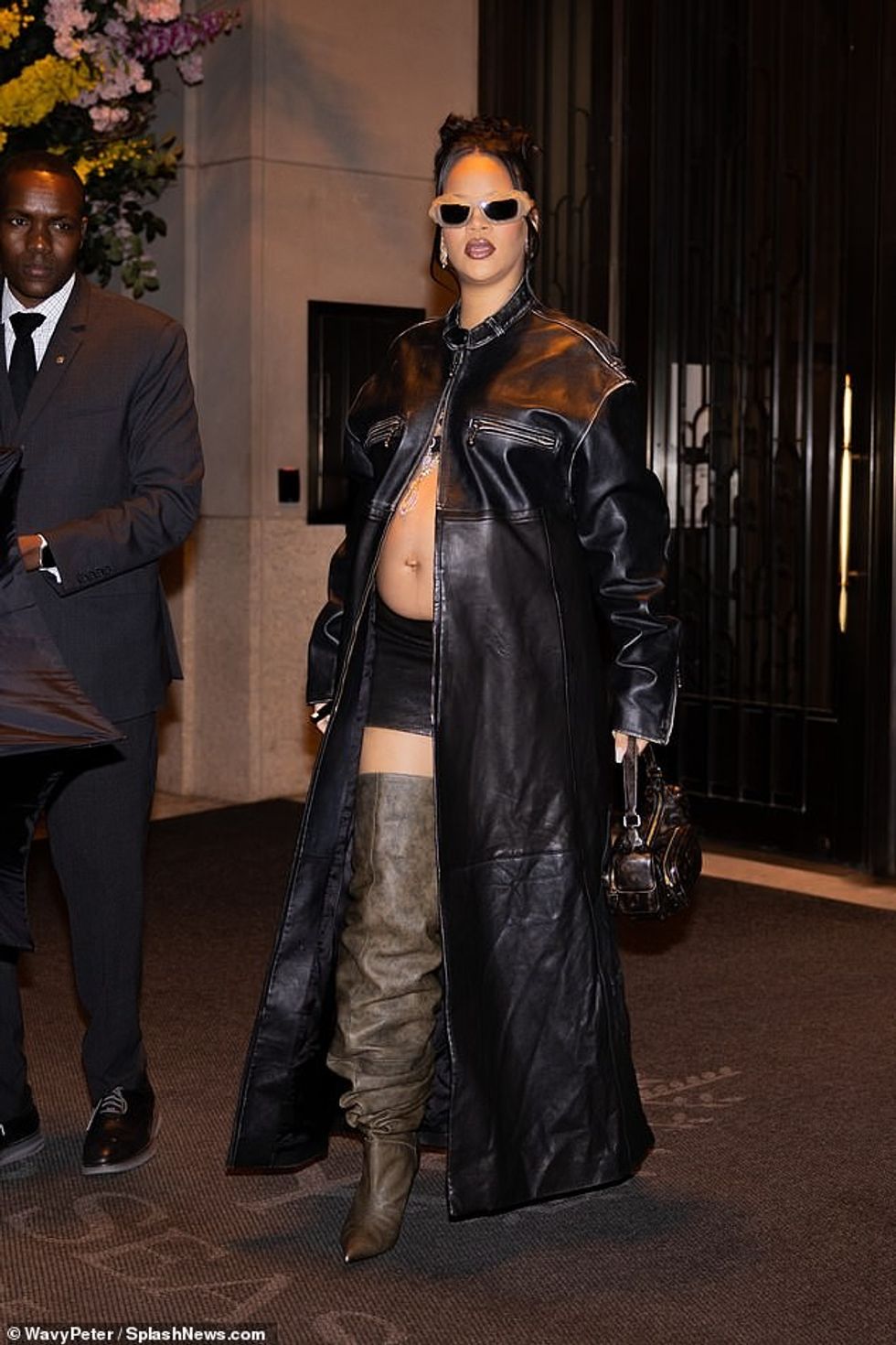 70561595 12045131 Out on the town Rihanna showed off her growing baby bump on Wedn a 40 1683178828101