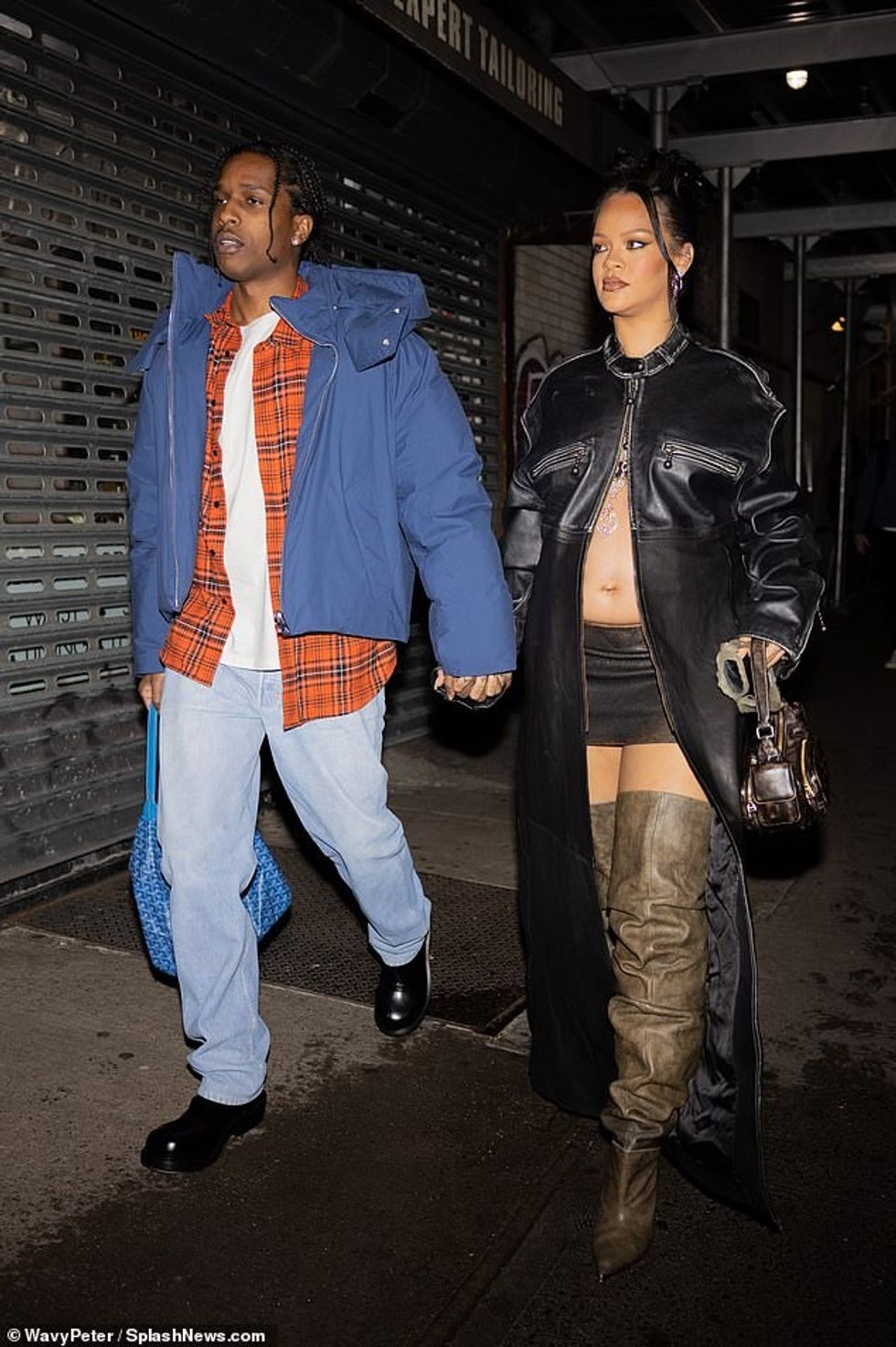 70561827 12045131 Pucker up As for makeup the pregnant superstar lined her already a 43 1683178828230