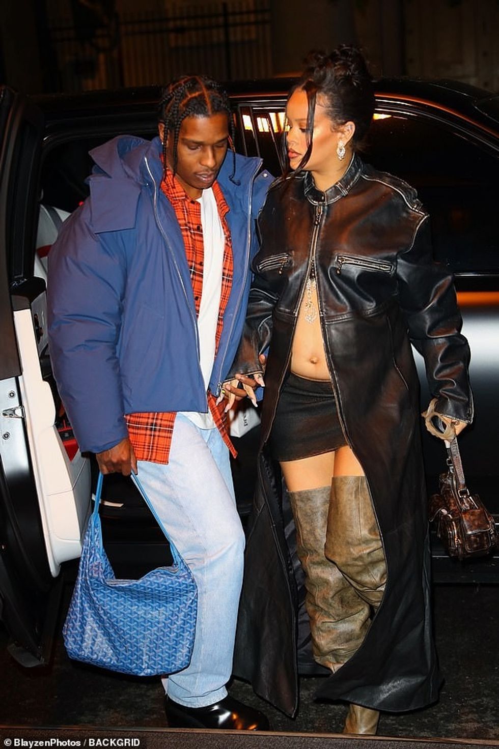 70562679 12045131 Sweet Rihanna was captured looking at her beau fondly as they ex a 42 1683178828230