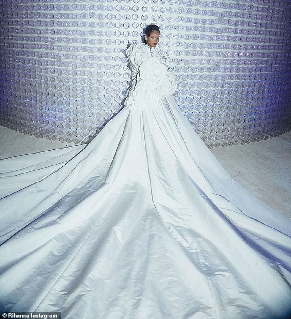 70638105 12052981 Secretly married Rihanna 35 continued to fuel rumors that she se a 49 1683330135419