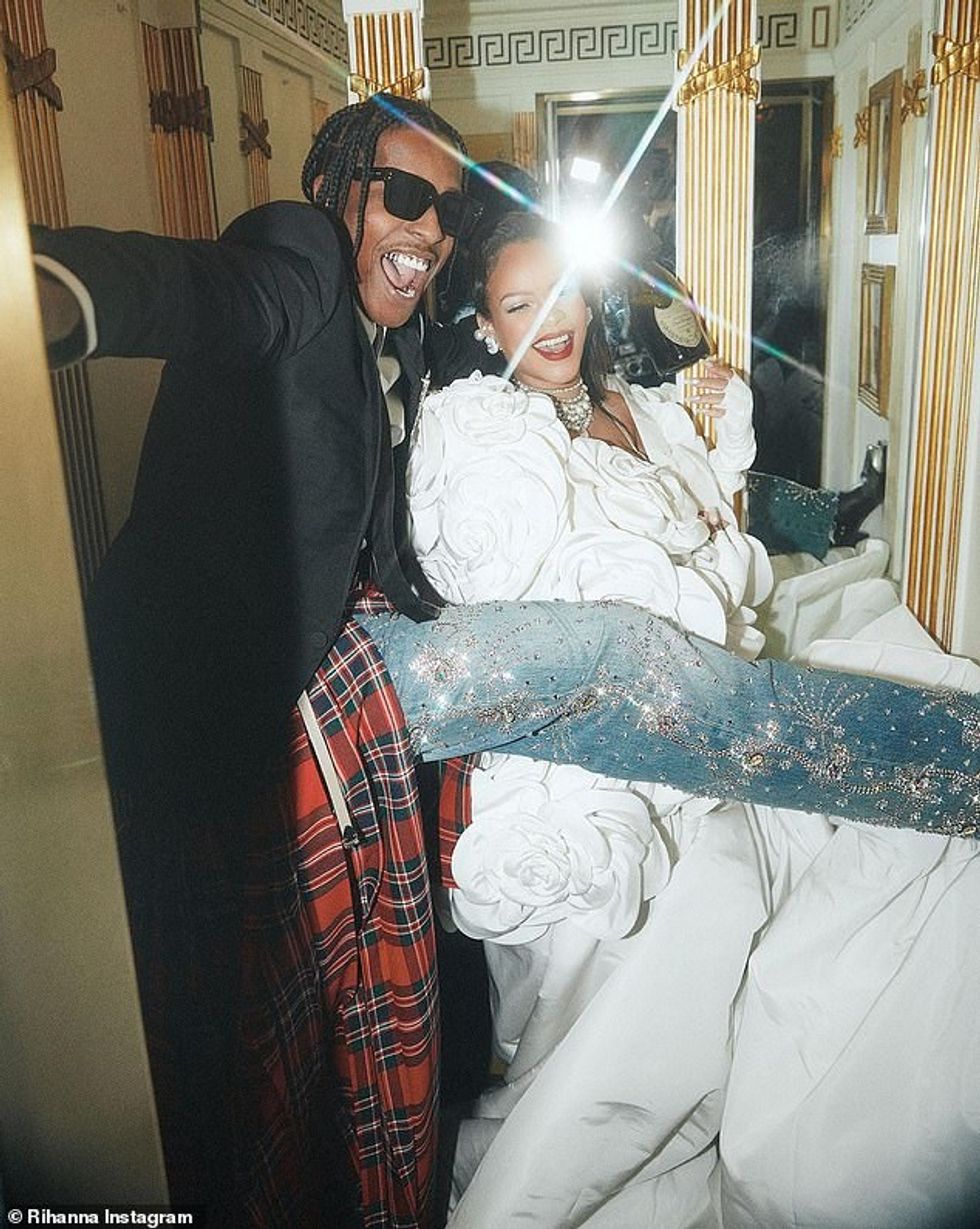 70638111 12052981 Lovebirds The Diamonds singer shared photos of herself posing wi a 50 1683330135511