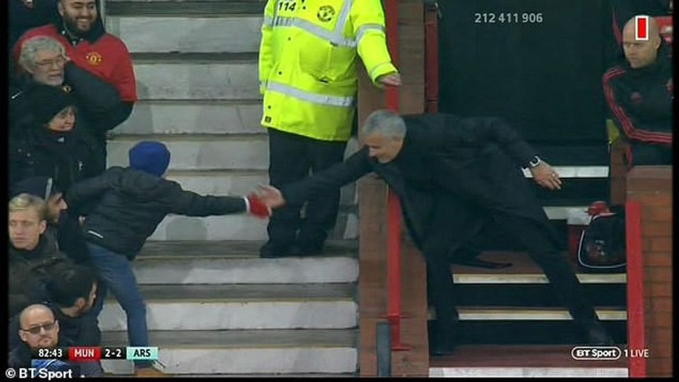 7065622 6465381 He quickly apologised and even went over to the child to shake h a 6 1544054911870