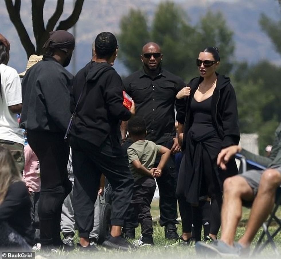 70714147 12058551 Safety Bodyguards were near the celebrities as they huddled arou a 71 1683523589377