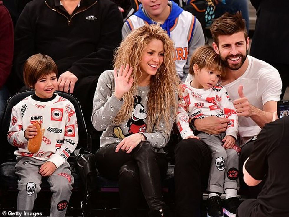 70913705 12077703 Split Shakira shares her two sons with former football player Ge a 13 1683907178835