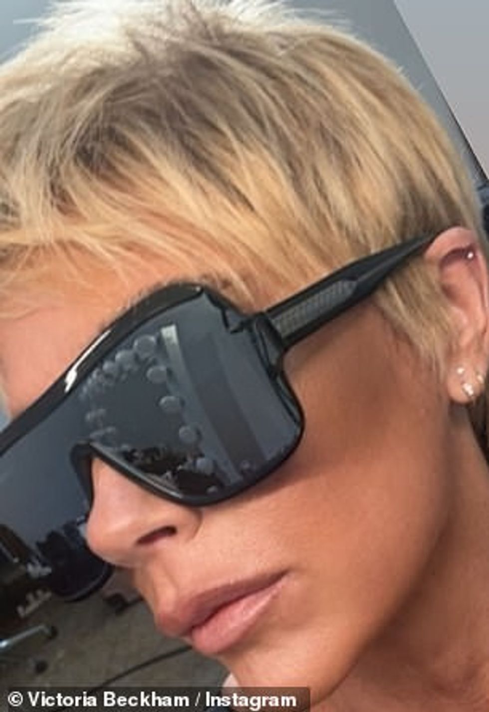 71210003 12105621 Kisses for New York Victoria Beckham channelled her inner diva a m 110 1684583531563