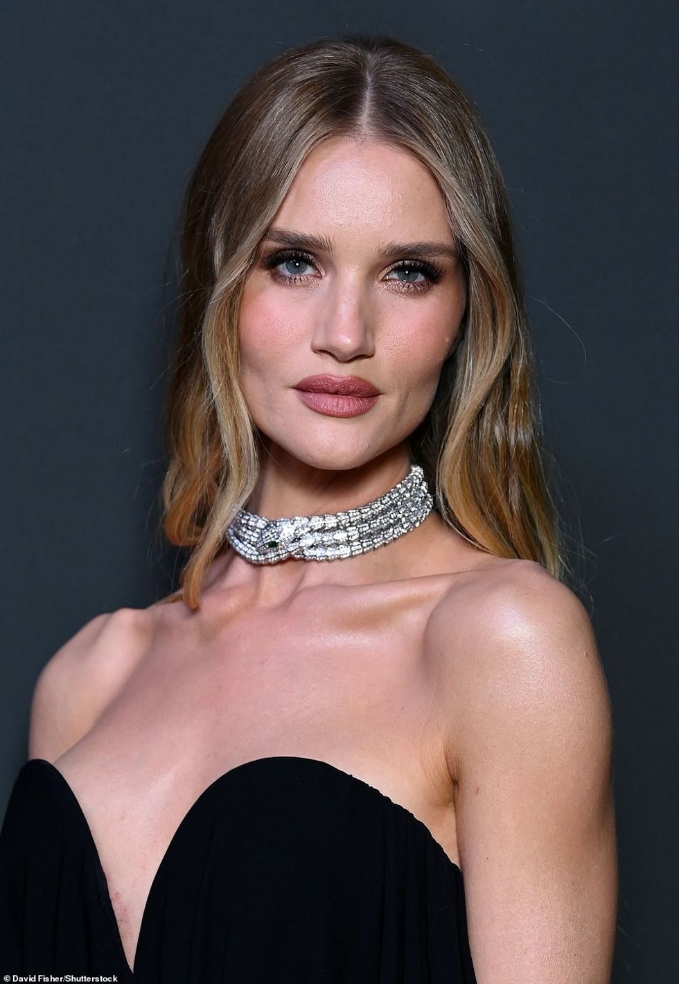 71245399 12108995 Stunning Rosie Huntington Whiteley turned heads as she stepped o a 72 1684710981673