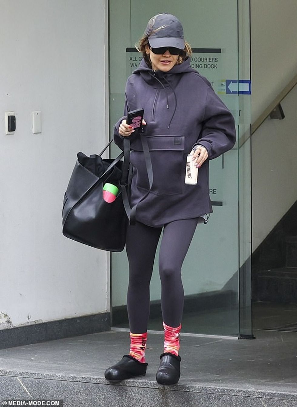 71449565 12128623 The singer also carried a large tote also from Camilla and Marc a 18 1685111889086